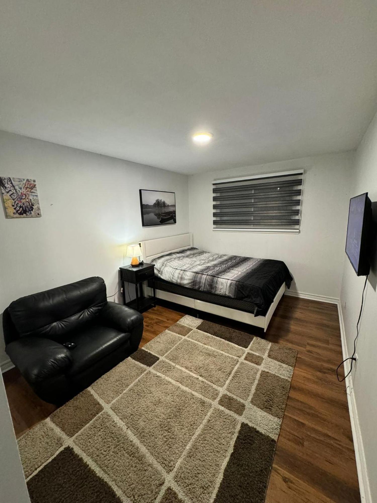 Hotel 28 Bingham Road à Brampton Extérieur photo