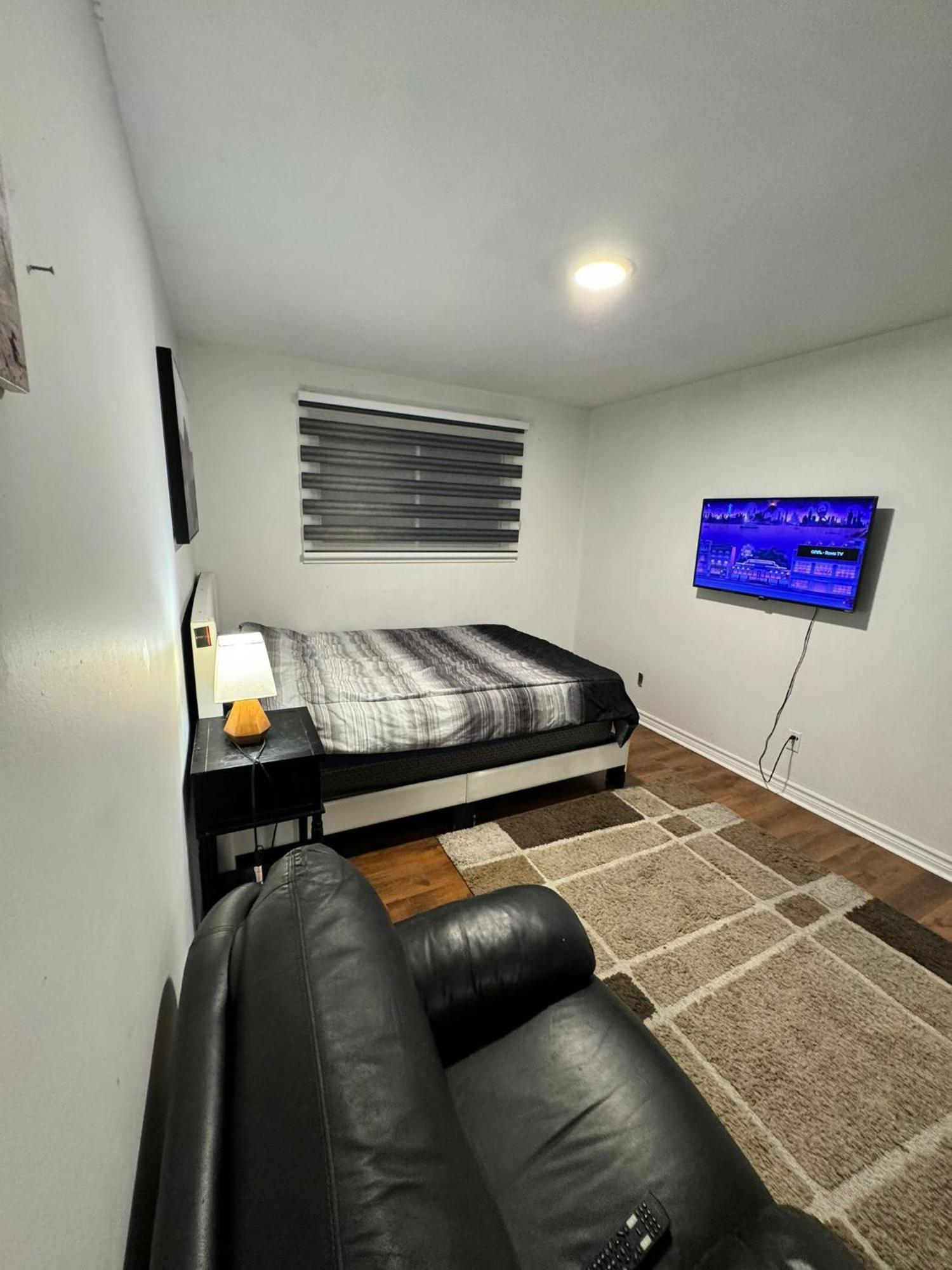 Hotel 28 Bingham Road à Brampton Extérieur photo