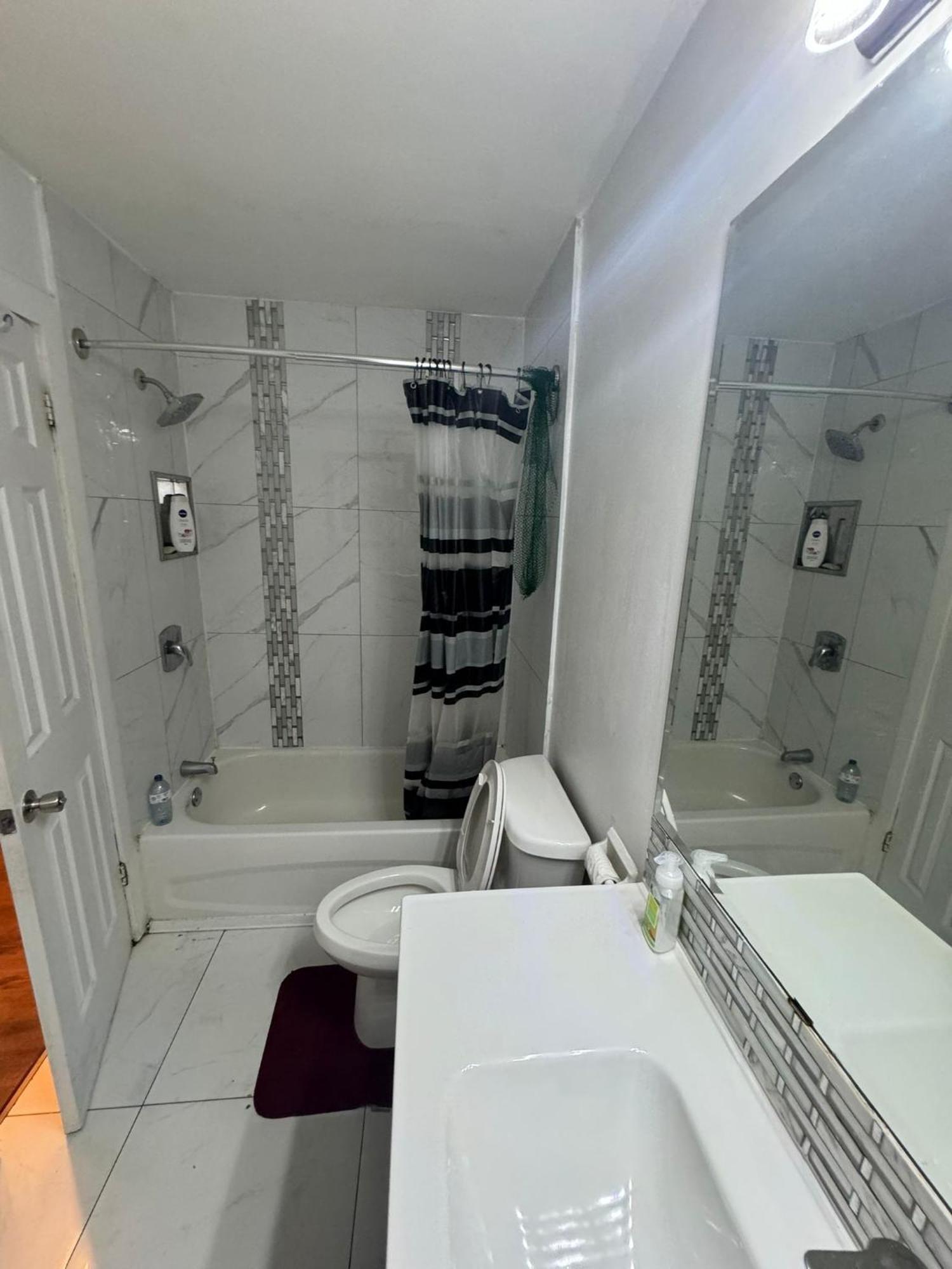 Hotel 28 Bingham Road à Brampton Extérieur photo